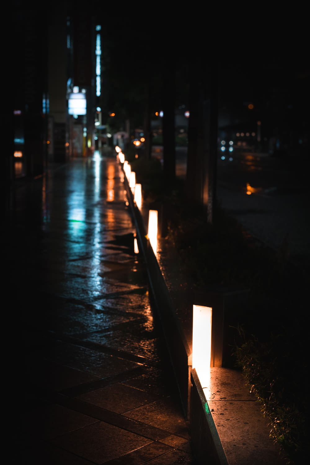Luces de la calle encendidas durante la noche