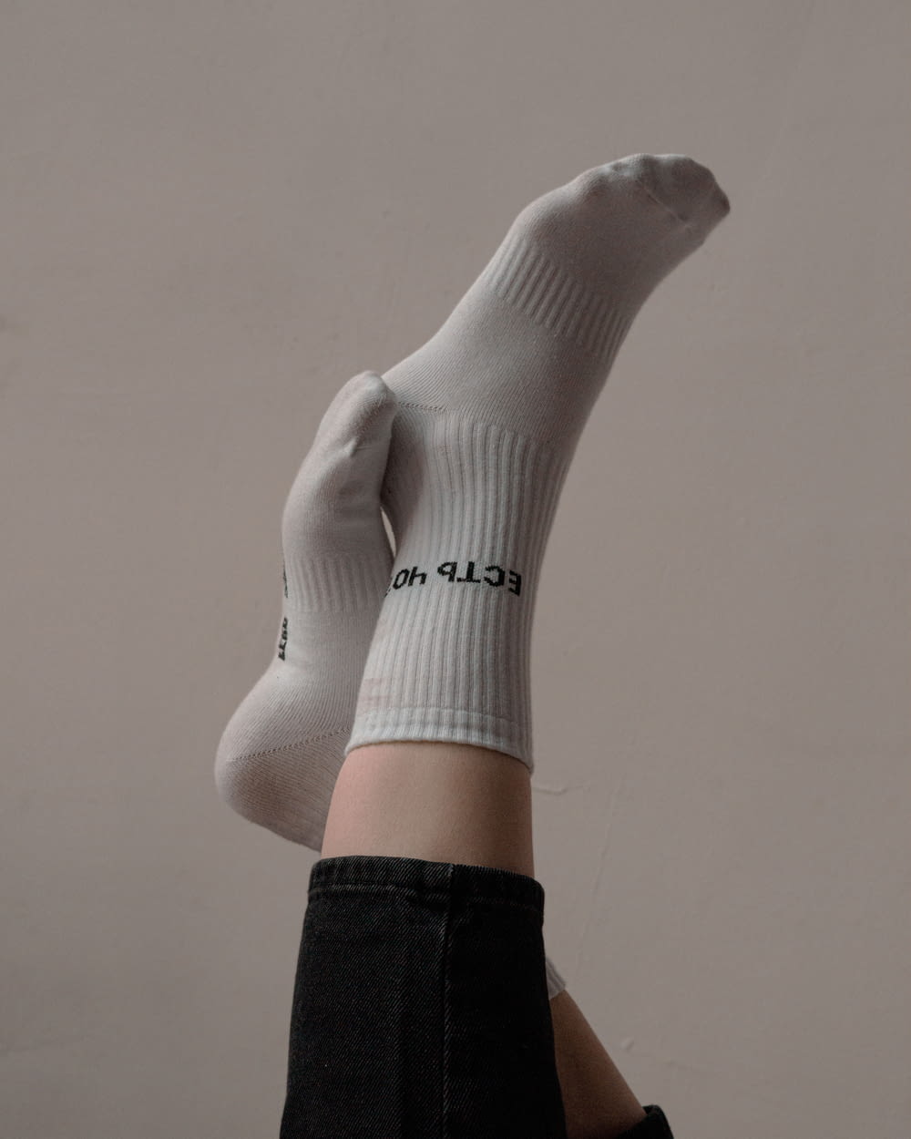 Persona que lleva un calcetín Nike blanco