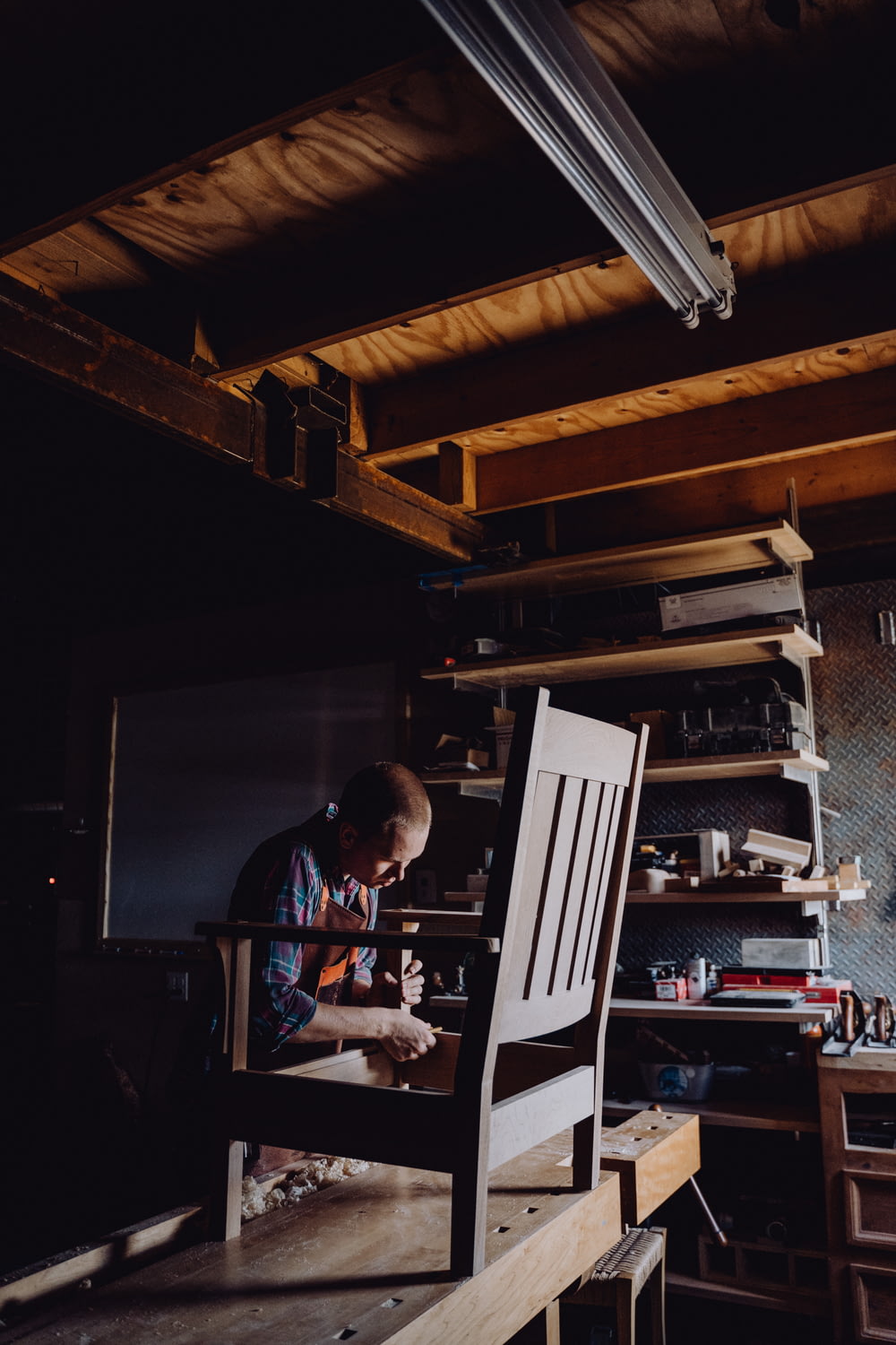 Un homme travaillant sur une chaise dans un atelier