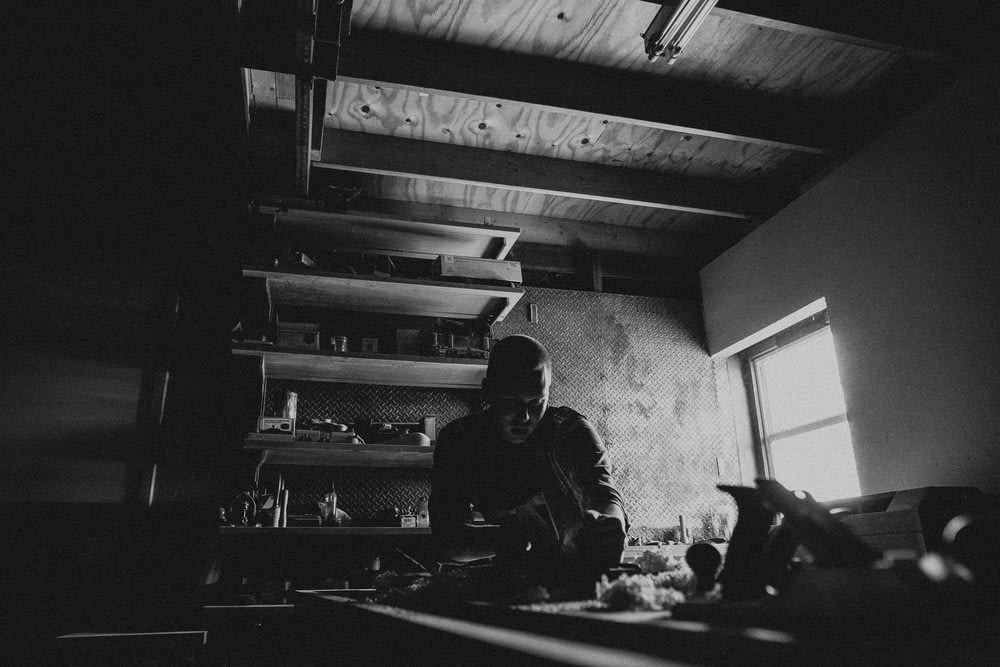 Ein Schwarz-Weiß-Foto einer Person in einer Küche