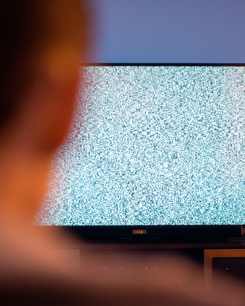 黒いフラットスクリーンテレビがオンになり、白い画面が表示される
