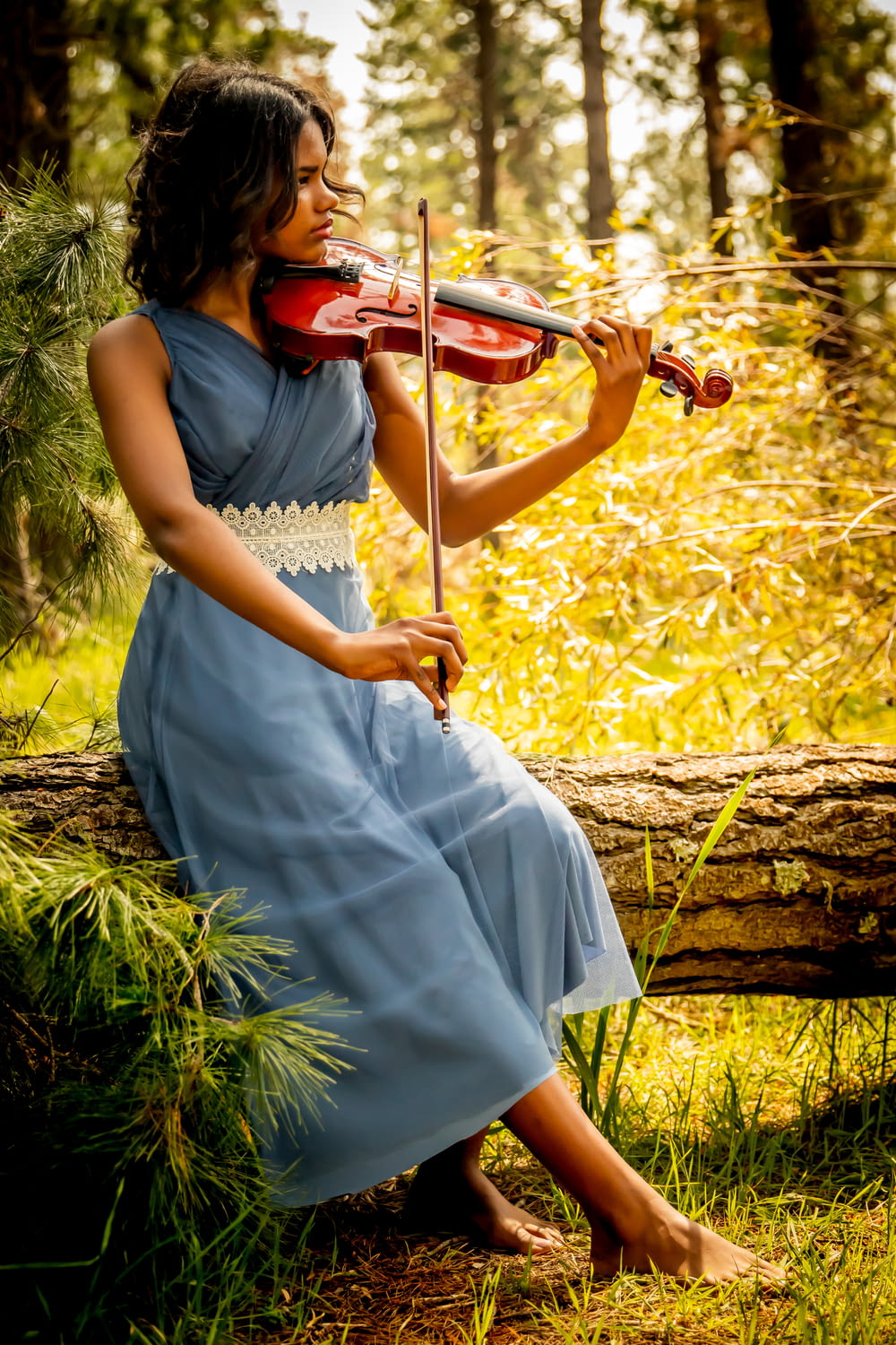 Mujer con vestido blanco tocando el violín