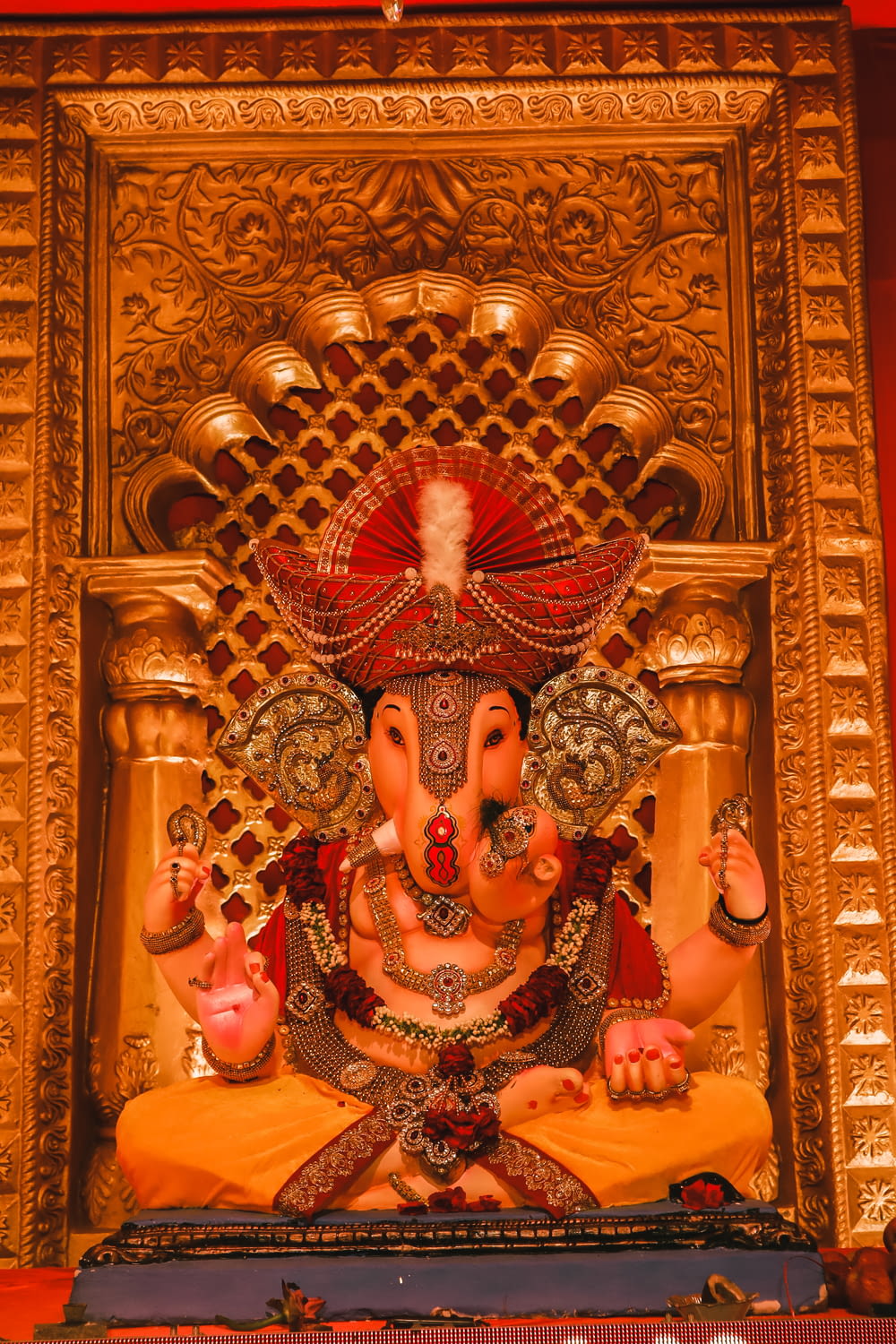 uma estátua de um elefante em um templo