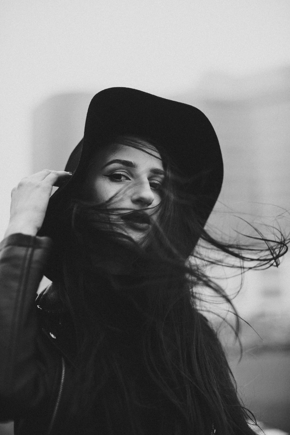 Una foto en blanco y negro de una mujer con cabello largo