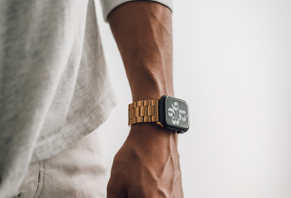 Nahaufnahme einer Person, die eine Apple Watch trägt