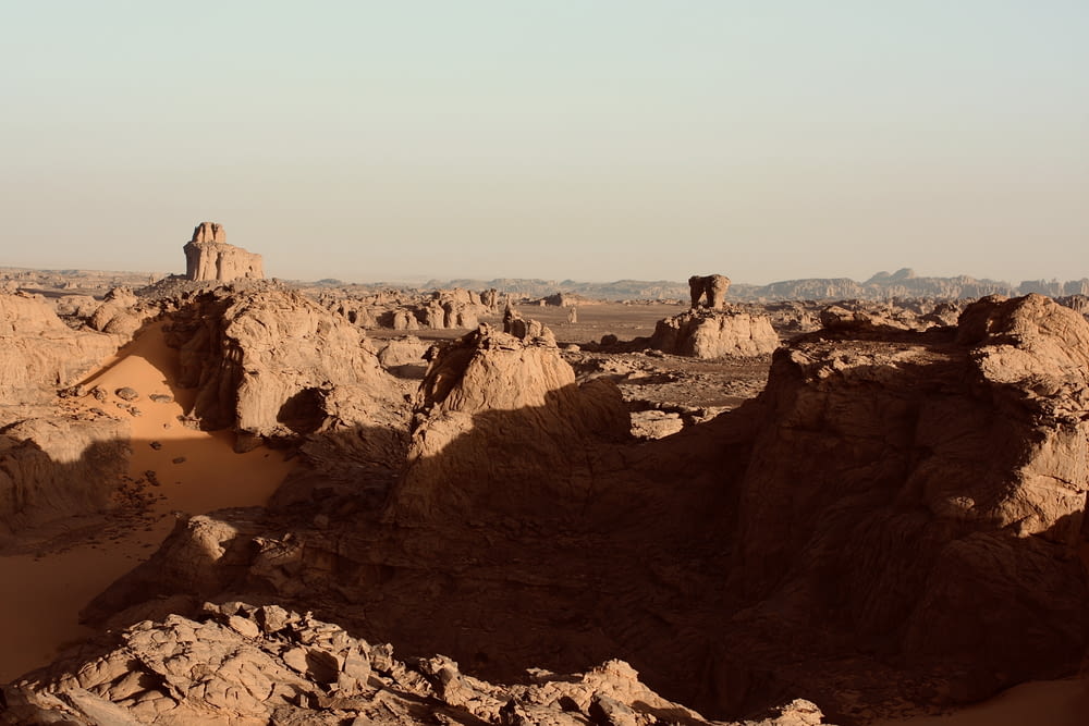 Un paisaje rocoso con una persona parada encima de él