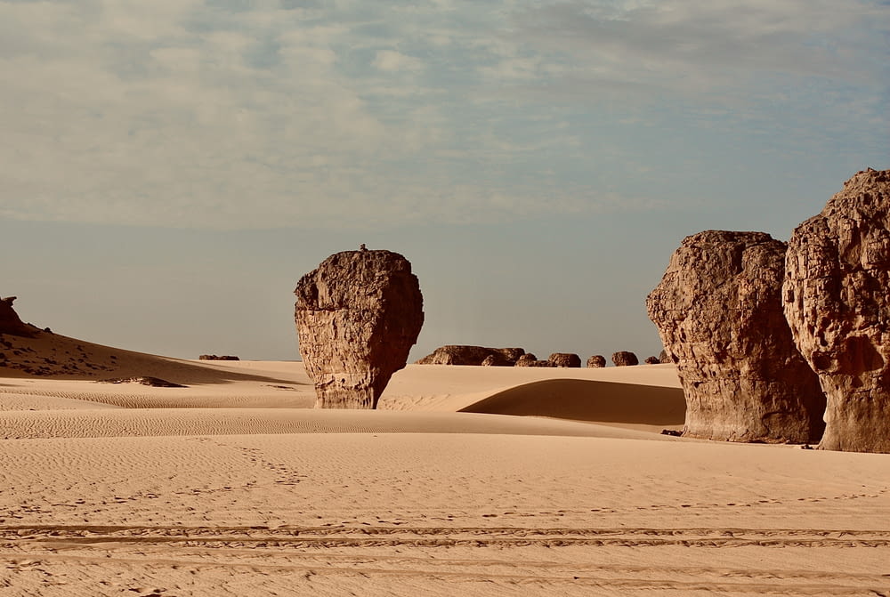 Un grupo de rocas sentadas en medio de un desierto