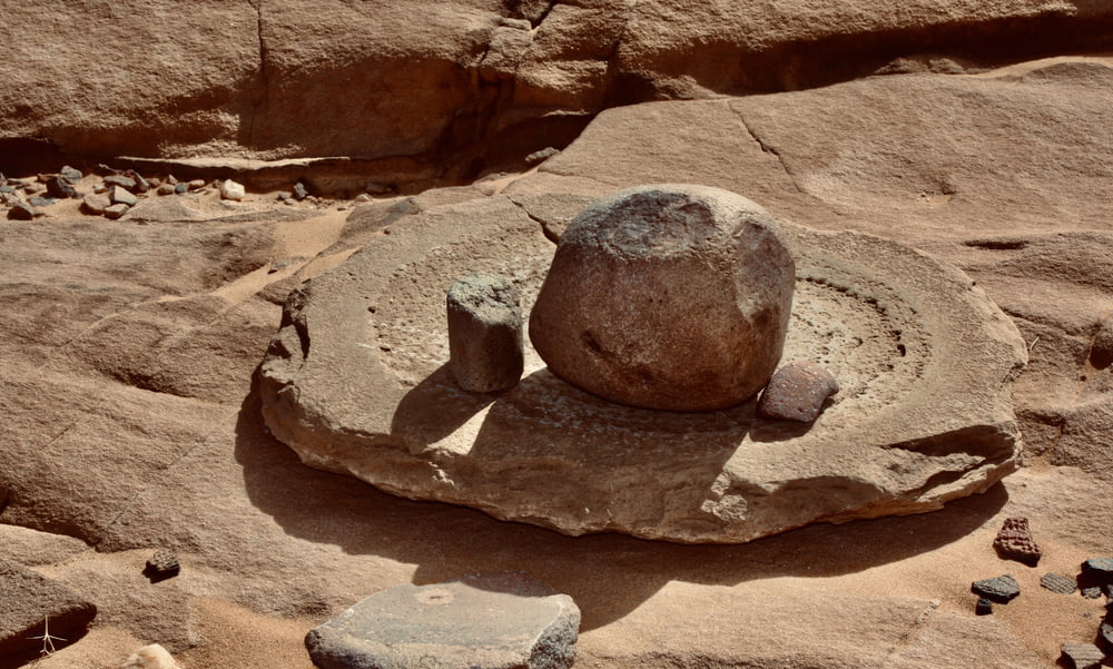 Ein Felsen mit einem kleinen Riss in der Mitte