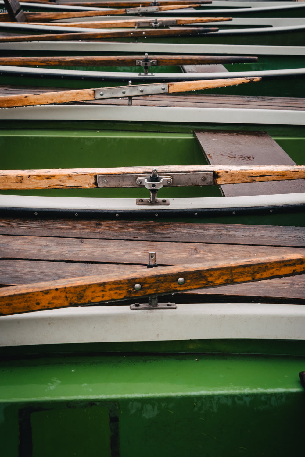 fileiras de canoas alinhadas em uma fileira