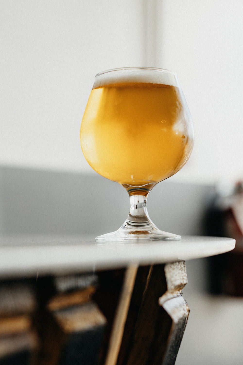 Ein Glas Bier auf einem Tisch