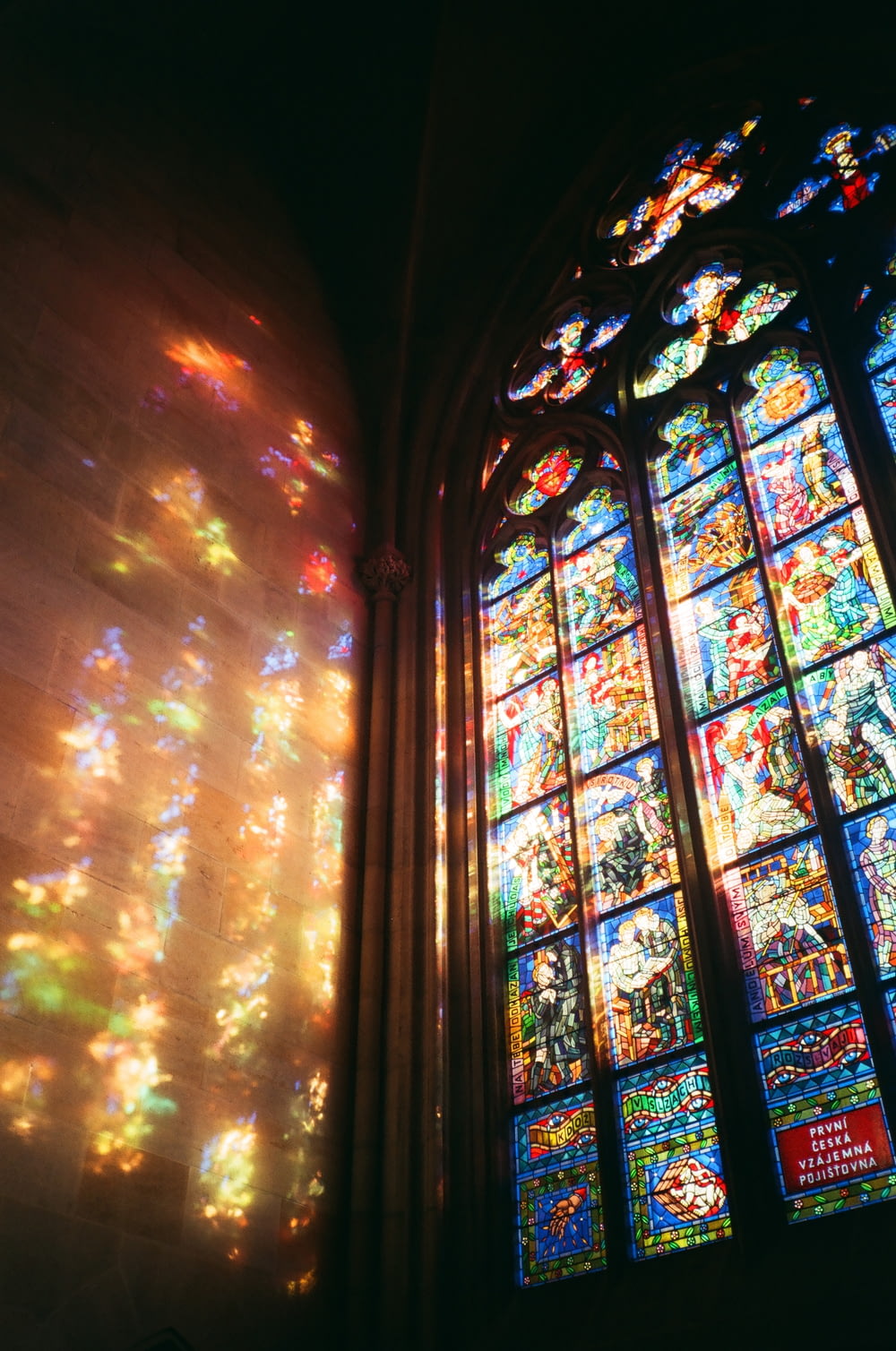um grande vitral em uma igreja