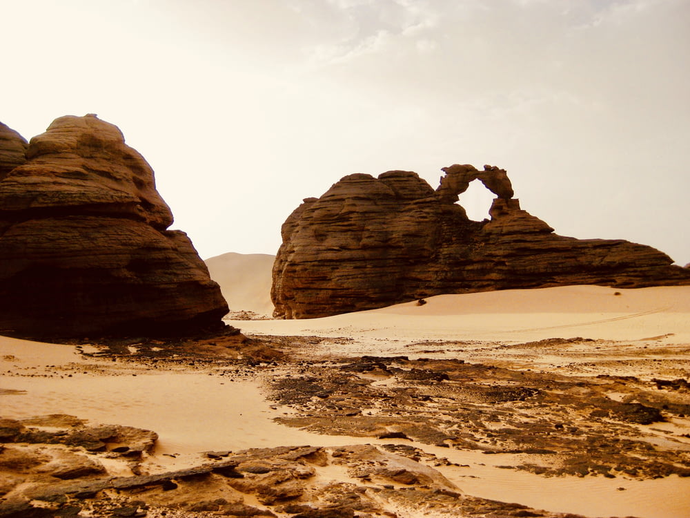Una escena desértica con rocas y arena en primer plano