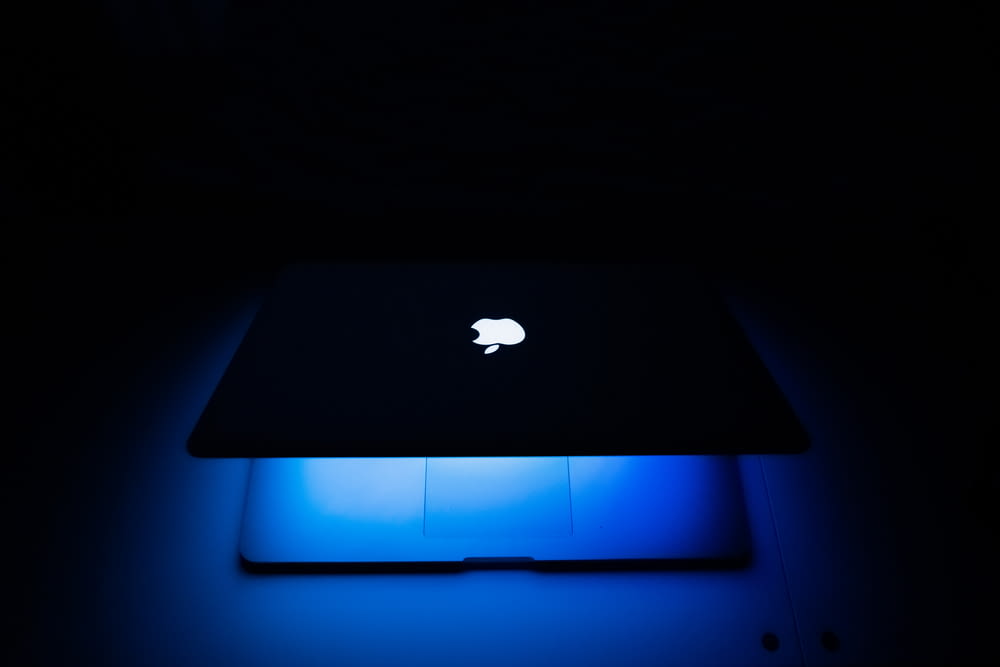 暗闇の中でライトアップされたアップルコンピュータ