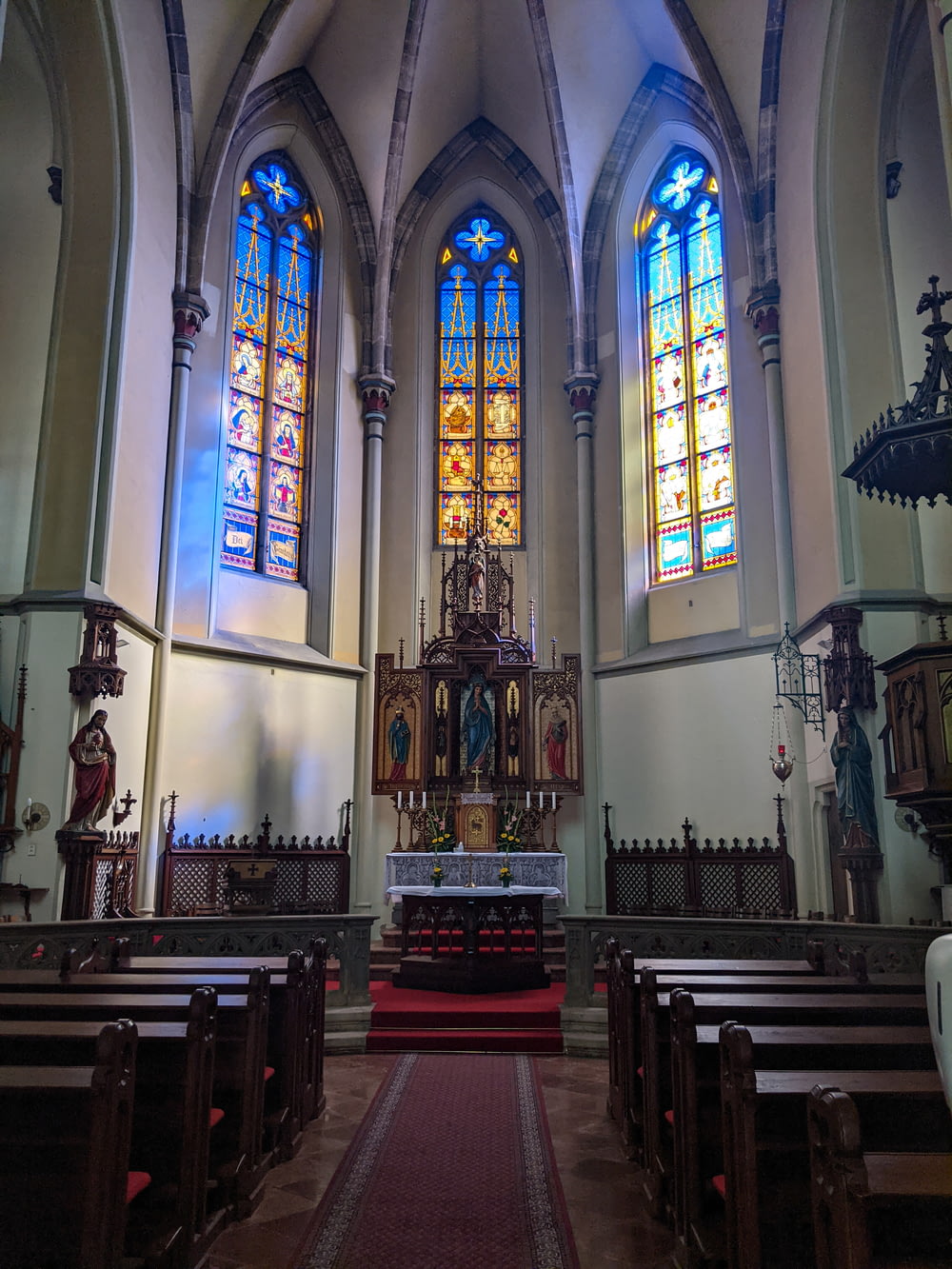 eine Kirche mit Buntglasfenstern und Kirchenbänken