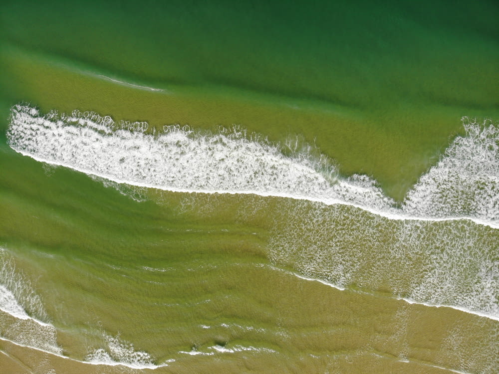 uma vista panorâmica das ondas do oceano