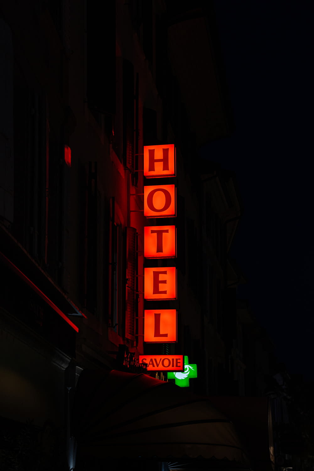 Un letrero de hotel de neón iluminado por la noche