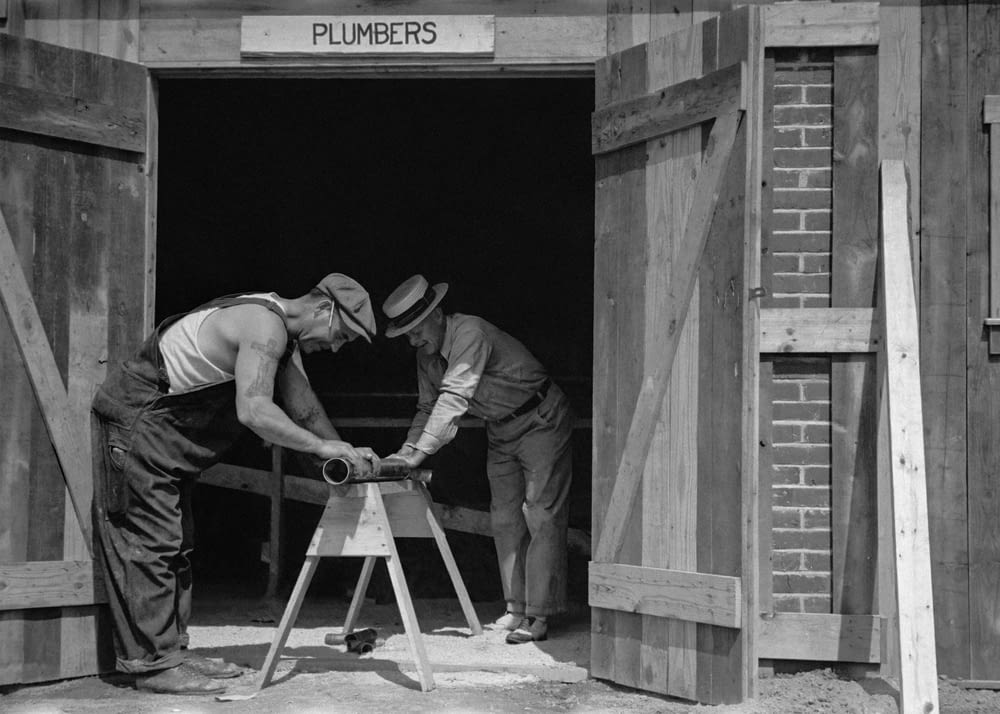 Un couple d’hommes travaillant sur une structure en bois