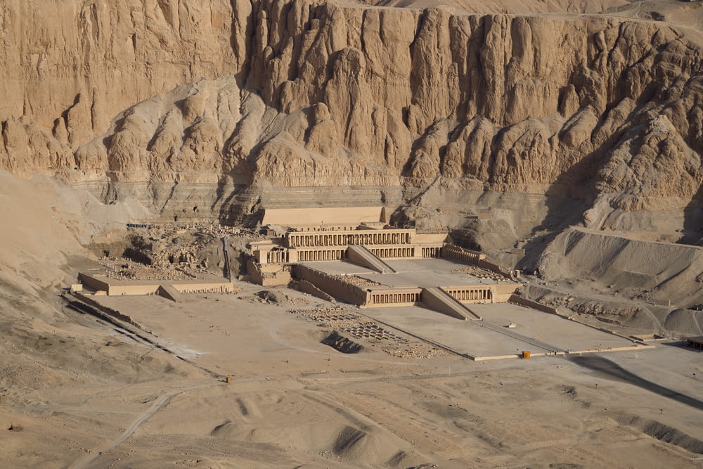 Una vista aérea de un gran edificio en el desierto