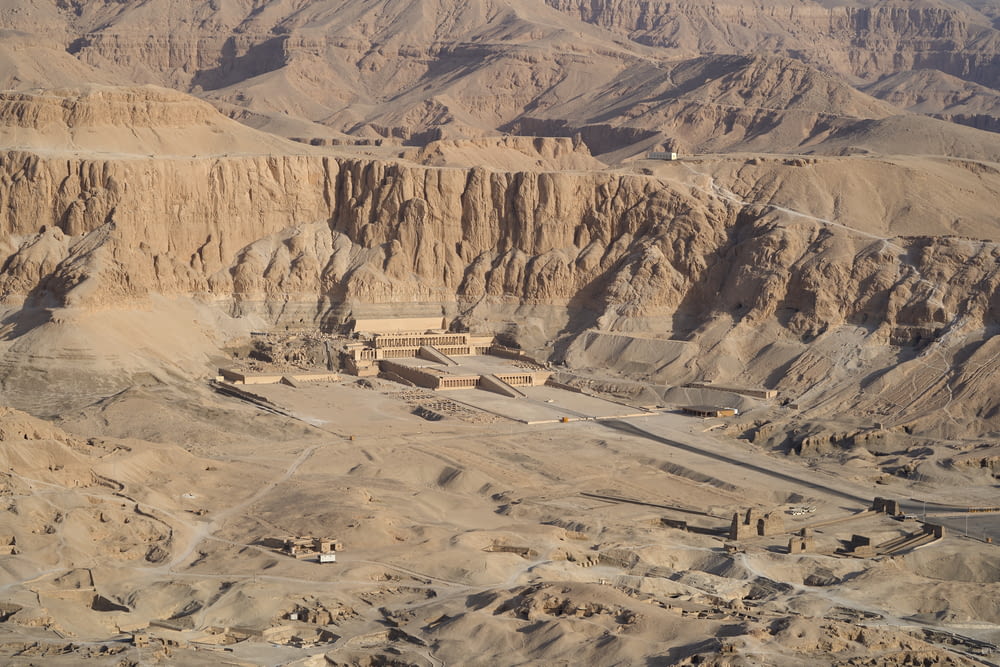 Una vista aérea del Valle de los Reyes en el desierto
