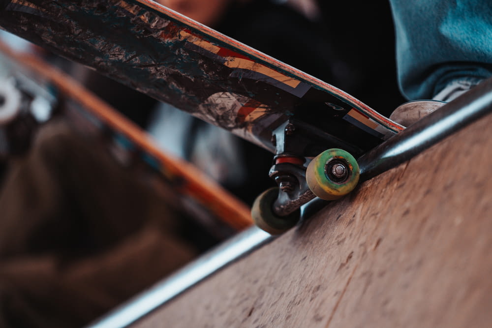 um close up de um skate em uma rampa de skate