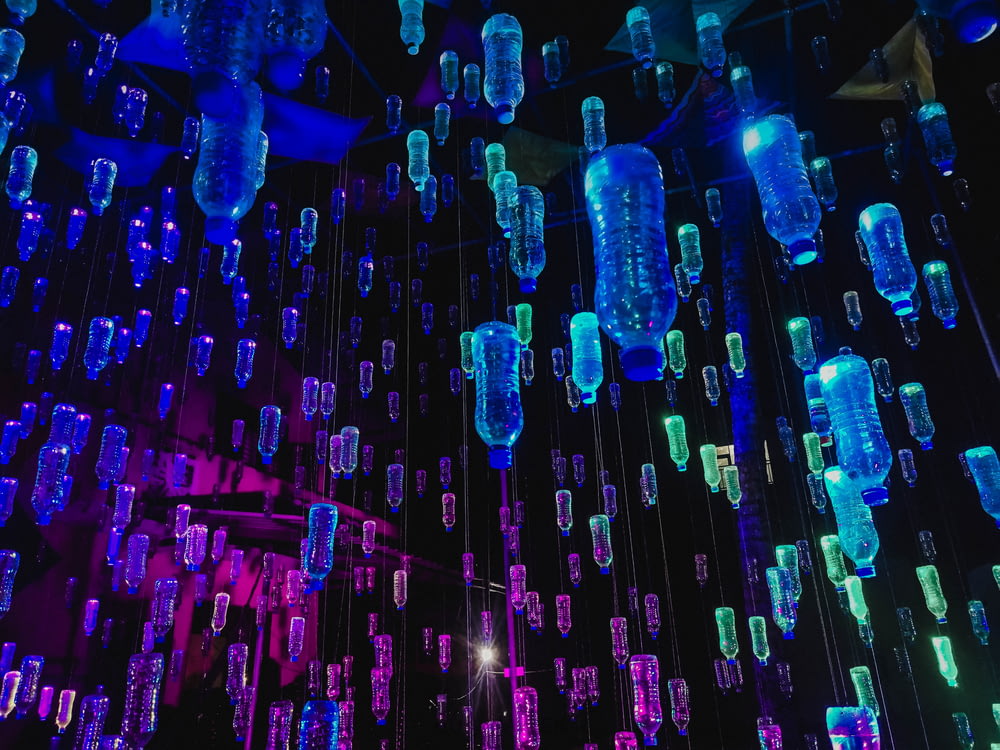 Une pièce remplie de beaucoup de lumières bleues et violettes