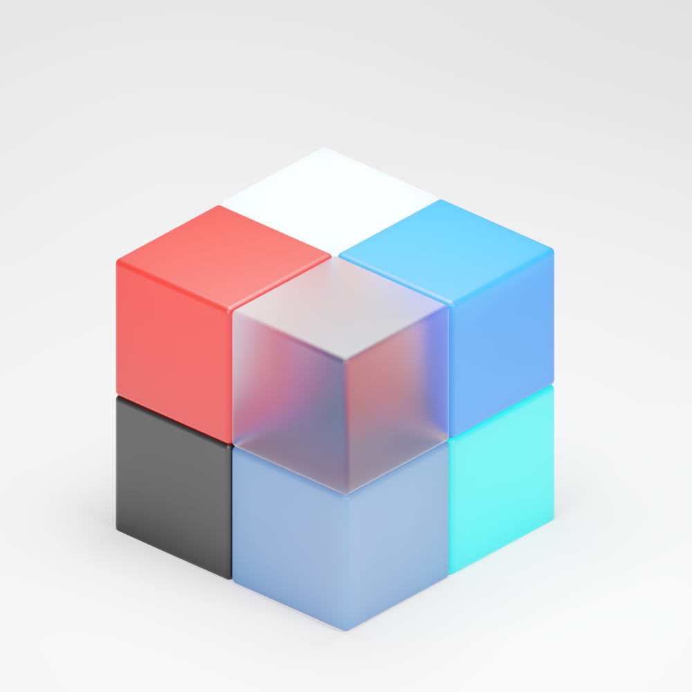 Se muestra un cubo de Rubik sobre un fondo blanco