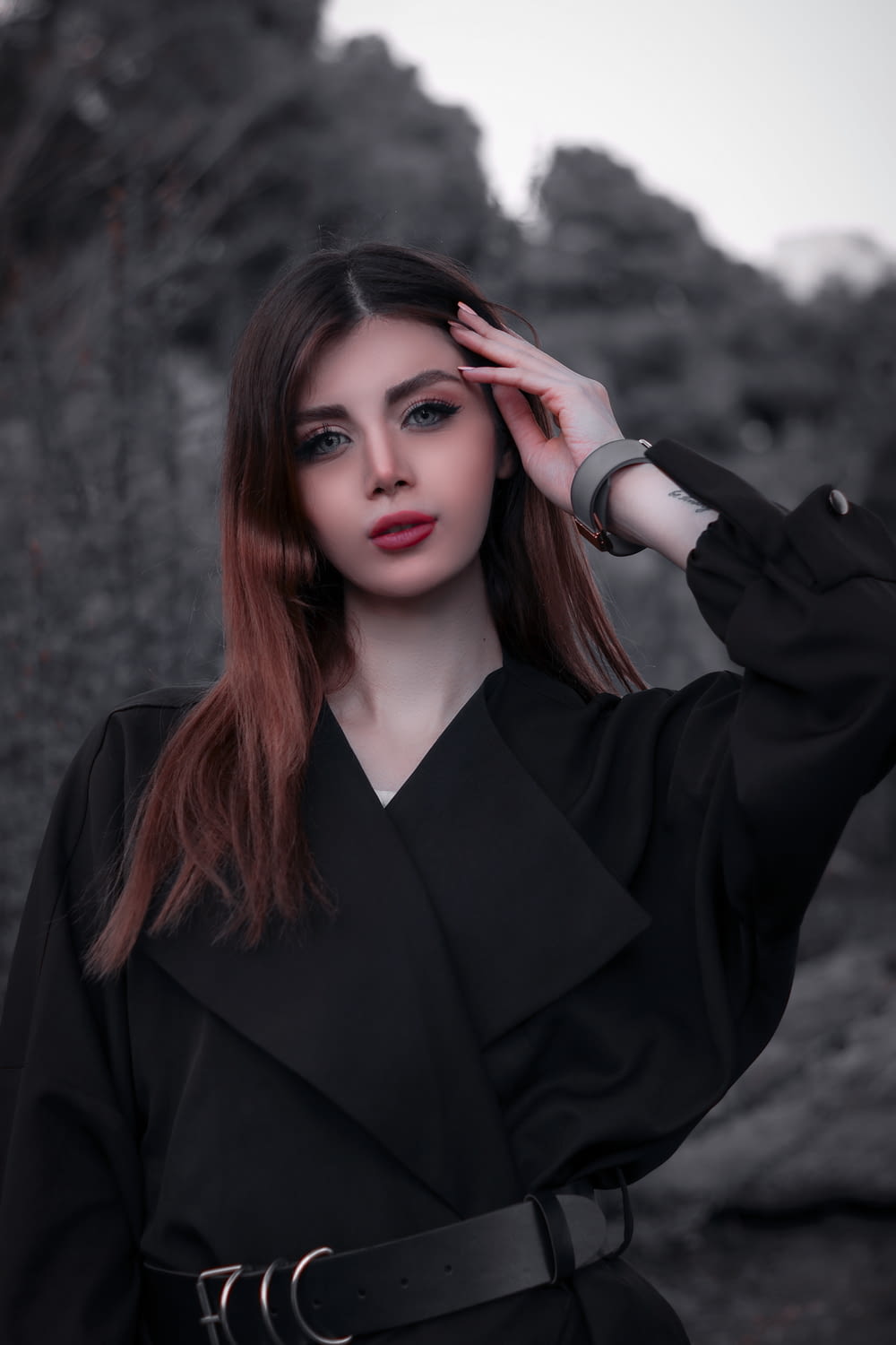Una mujer con un abrigo negro posando para una foto