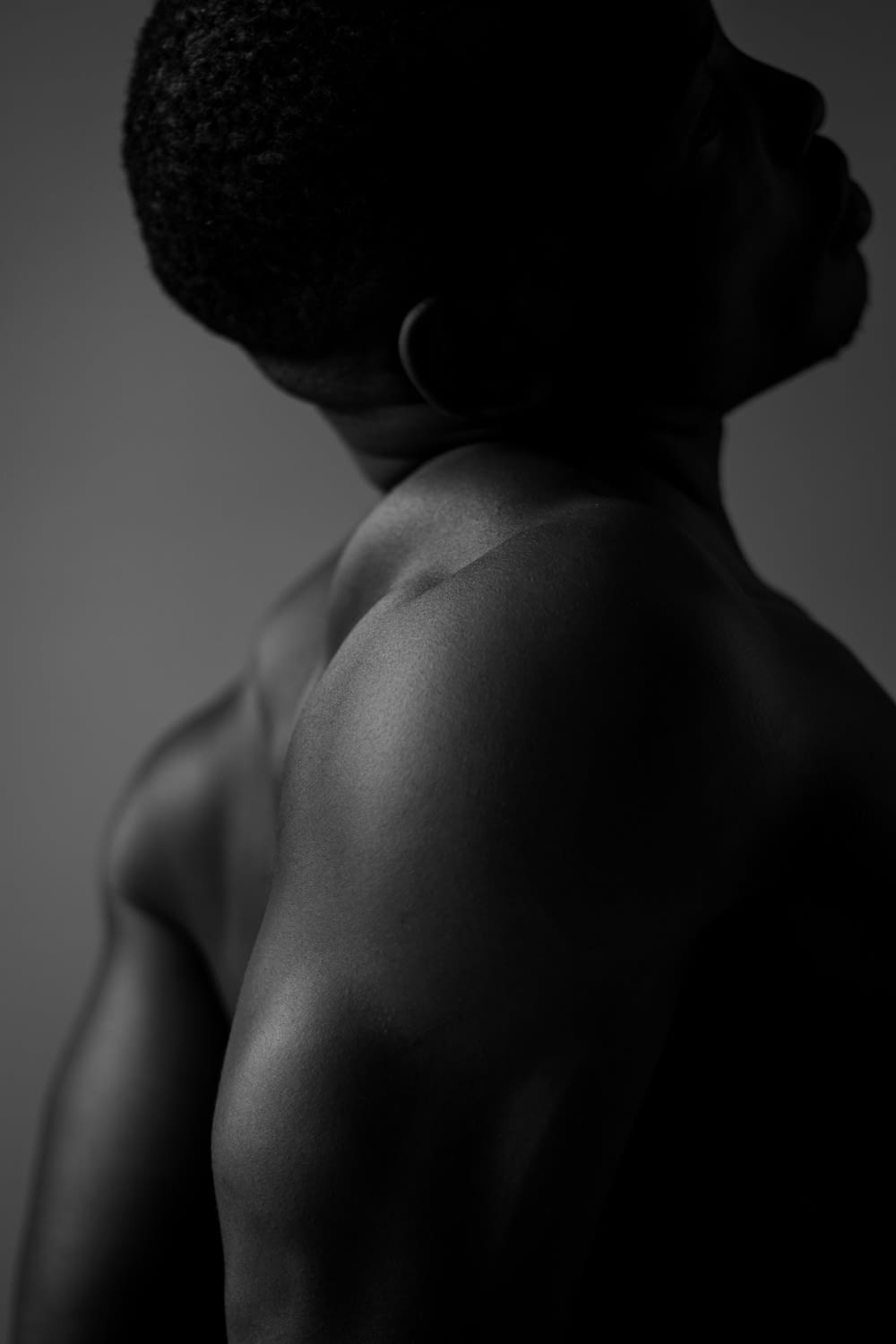 uma foto em preto e branco das costas de um homem