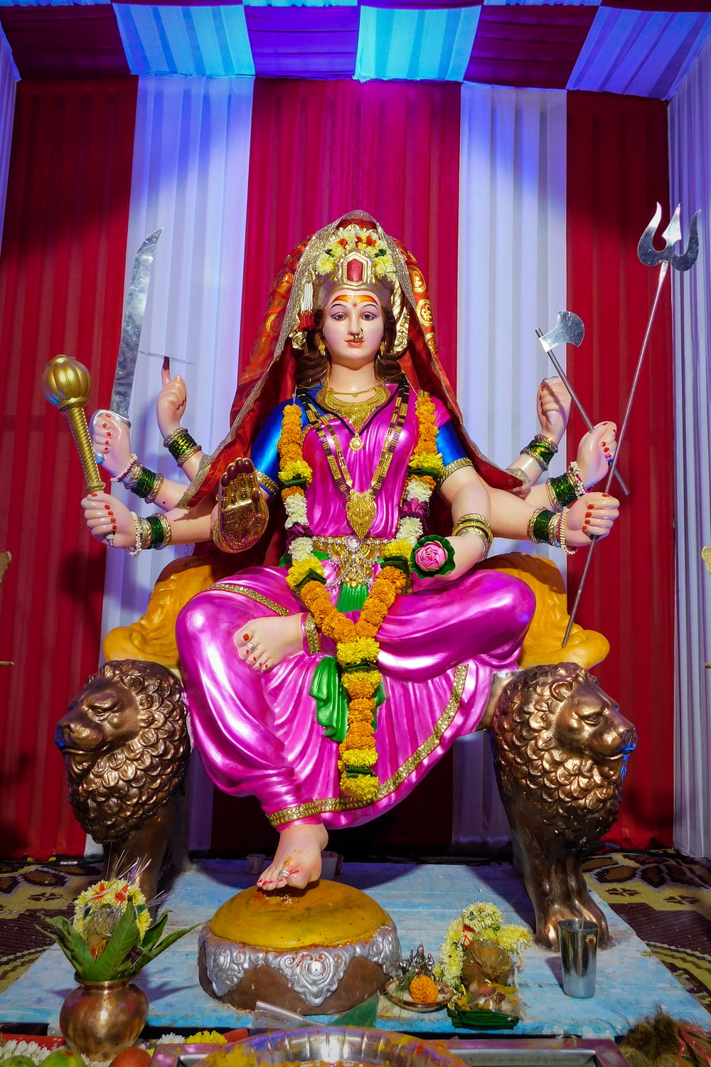 Une statue d’un dieu hindou assis sur un trône