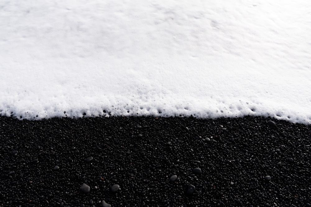 uma foto em preto e branco de neve no chão