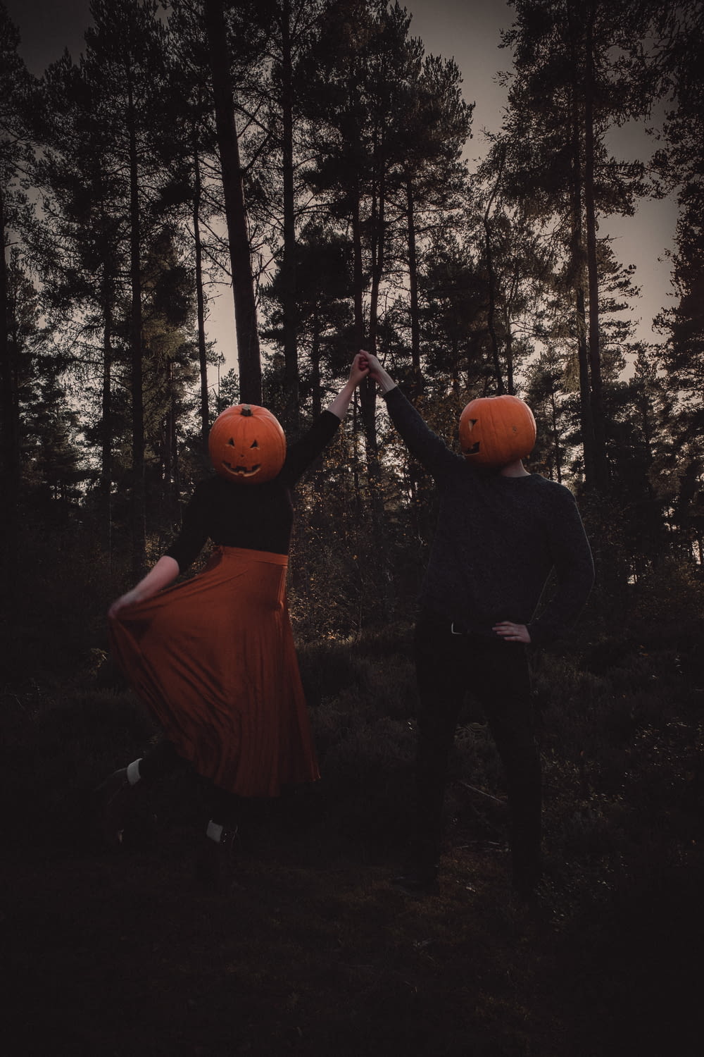 숲 속에 서 있는 두 사람
