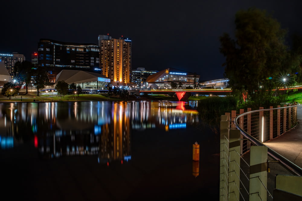 川と橋のある街の夜景