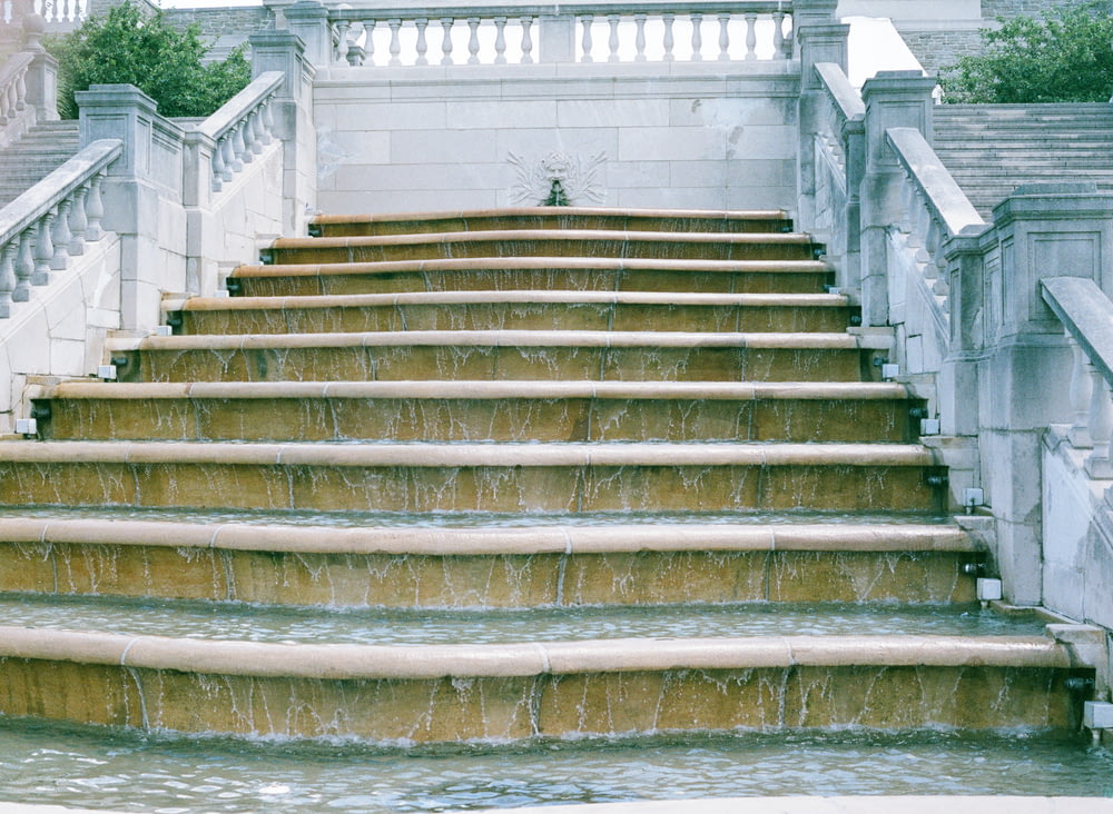 물이 흐르는 계단