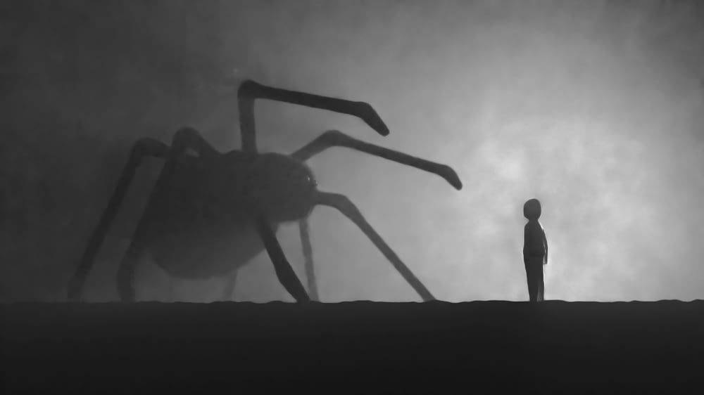 uma pessoa em pé na frente de uma aranha gigante