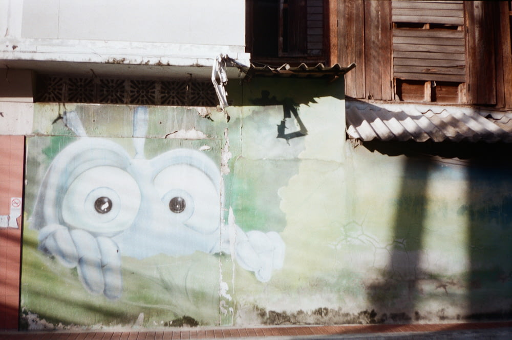 une peinture murale d’un éléphant peinte sur le côté d’un bâtiment