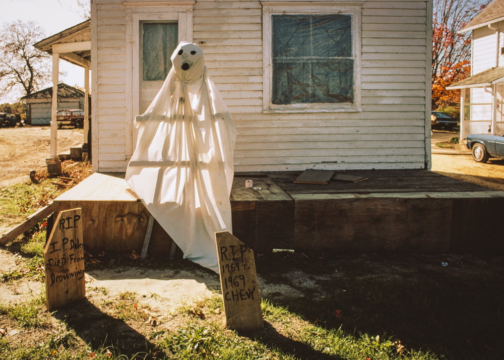 uma casa com um fantasma falso na frente dela