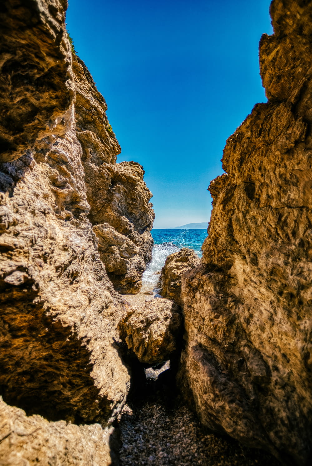Una vista del océano a través de algunas rocas