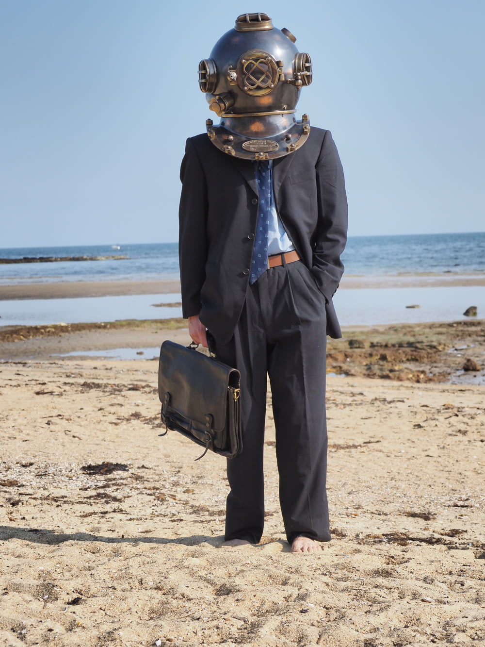 Un homme portant un costume et un masque de plongée