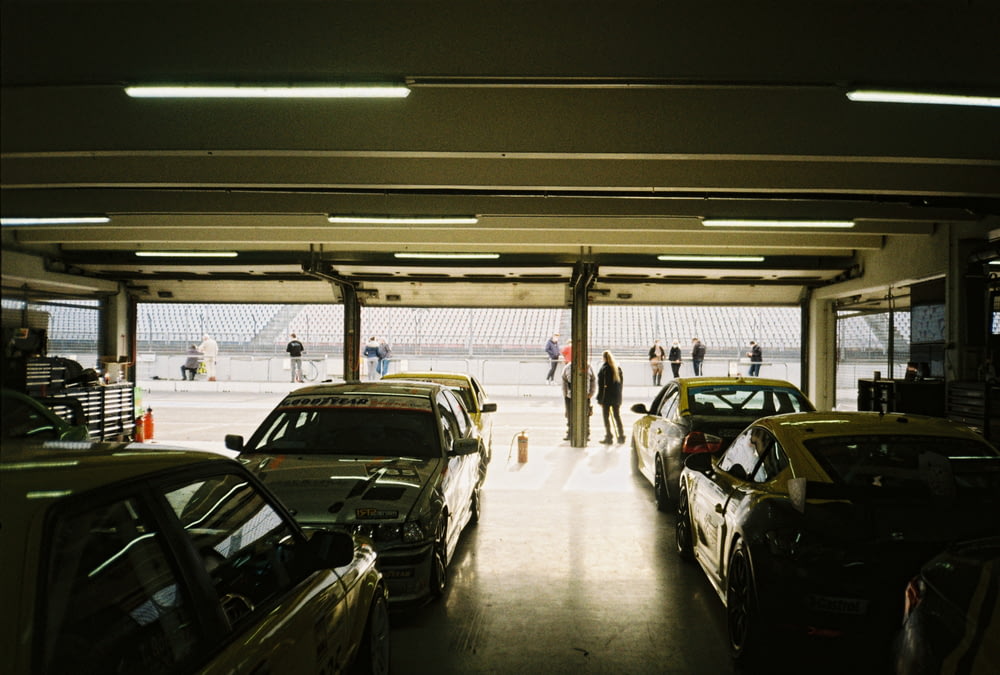 un gruppo di auto parcheggiate all'interno di un garage