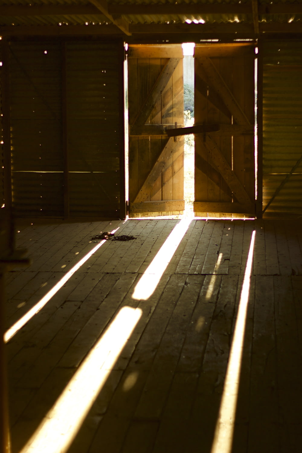 太陽が建物の開いたドアから輝いています