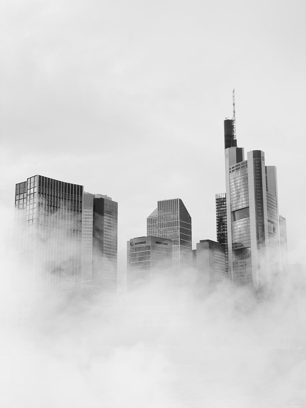 雲の中の街の白黒写真