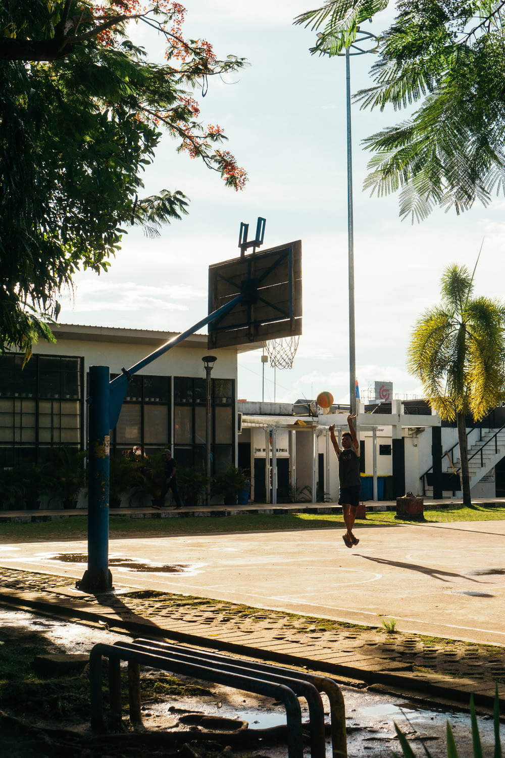 um homem está jogando basquete em uma quadra de basquete