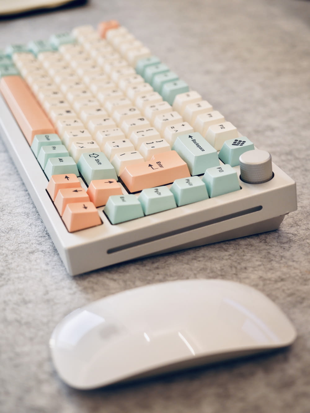 una tastiera e un mouse del computer su un tavolo