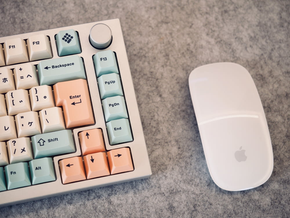 una tastiera e un mouse del computer su un tavolo