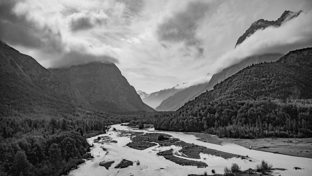 川と山の白黒写真