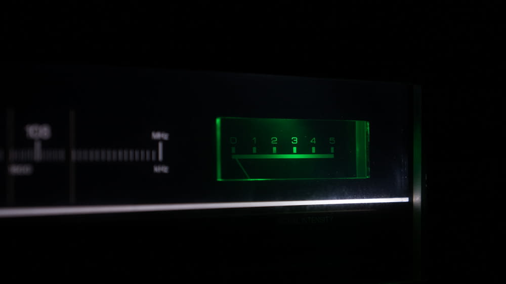 Un primer plano de una luz verde en una habitación oscura