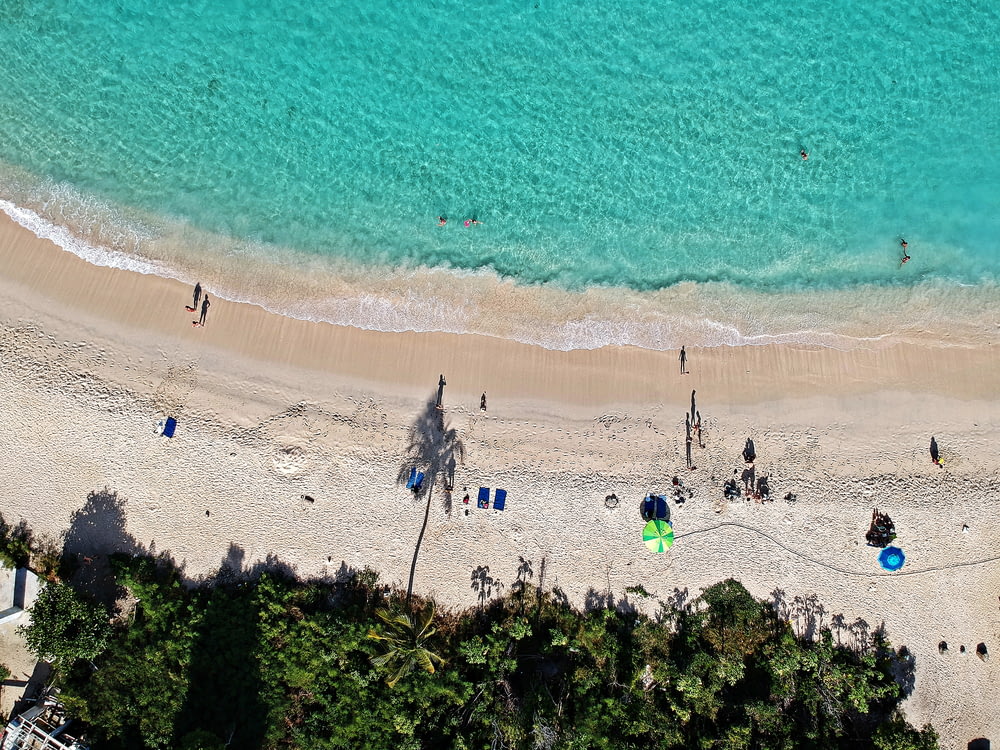 Una vista aérea de una playa con gente en ella