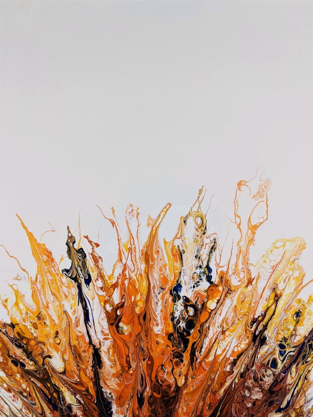un dipinto di un vaso con fiori arancioni e neri