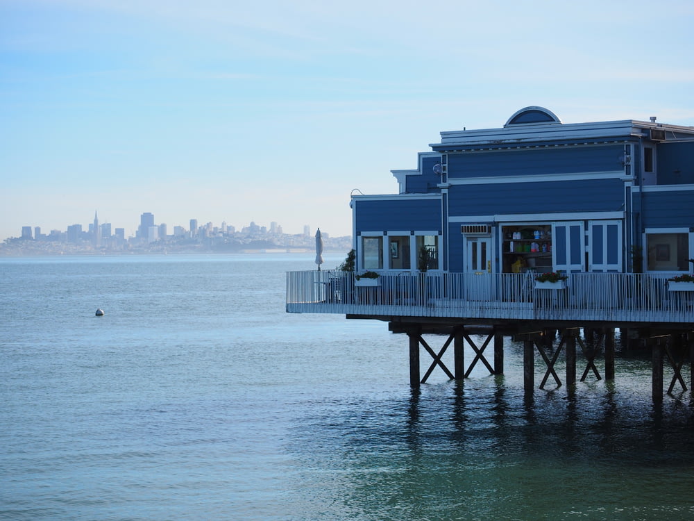 海沿いの桟橋の上に建つ青い建物