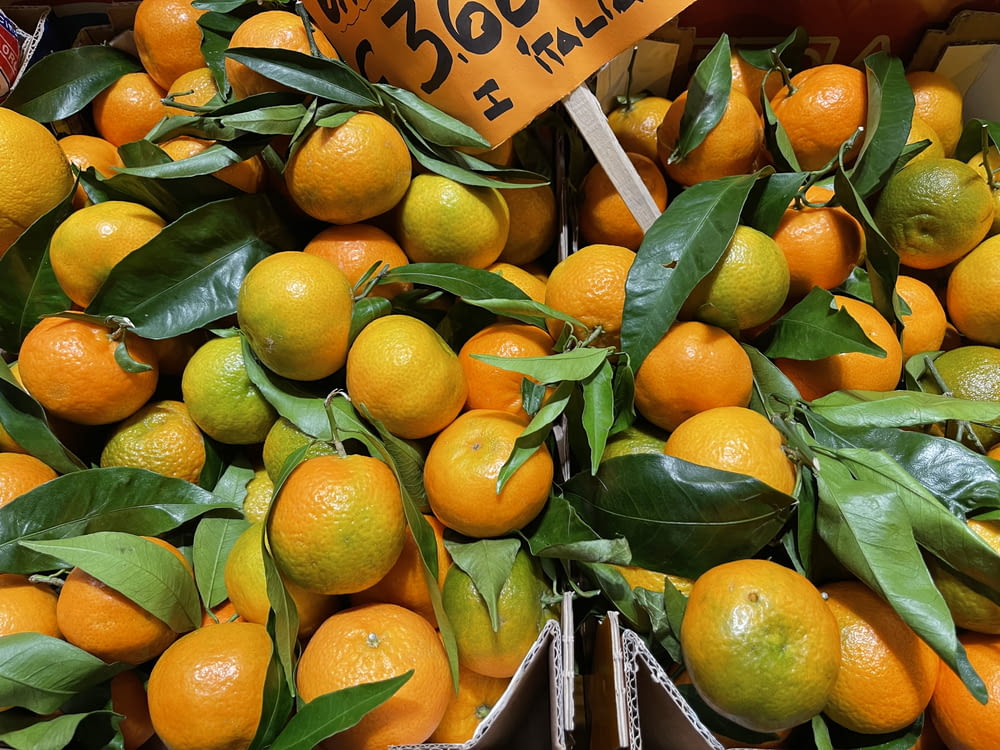 Ein Haufen Orangen sitzt nebeneinander
